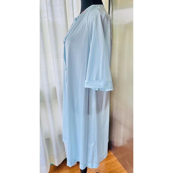 Vintage 1960s peignoir, pastel blue robe, front buttons, raglan sleeves - Picture 3 of 9